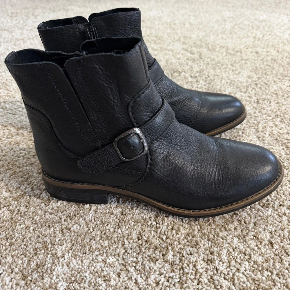 Clarks Collection Black Leather Moto Ankle Boots Ultimate Comfort Buckle Zip 8‎